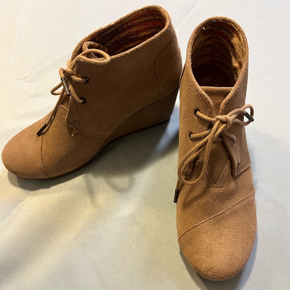 TOMS Womens Desert Wedge Tan Booties Size 8